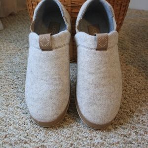 Men's Heather Gray Ugg Slippers (size 10)
